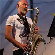 Musicista professionista da più di trent'anni impartisce lezioni di sax, musica (teoria, solfeggio)